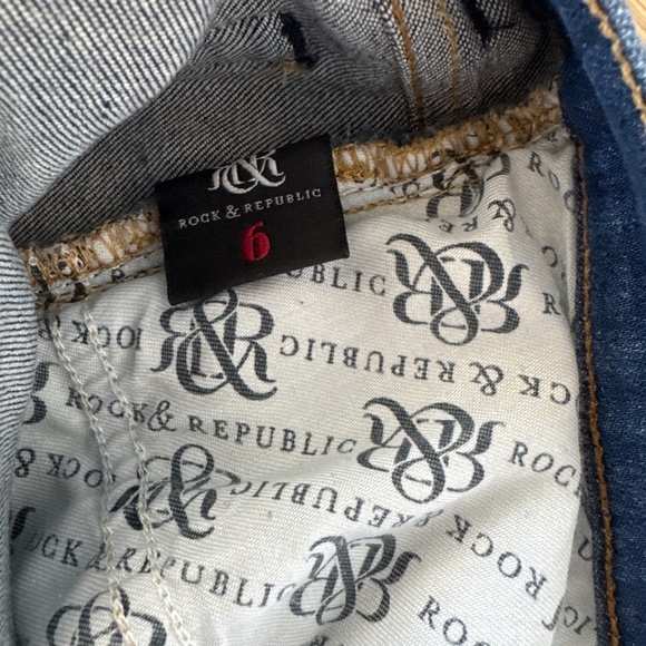 Rock and Republic distressed straight leg jeans. Size 6 - Picture 4 of 7